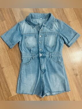 NWOT Super Cute SHEIN Light Blue Denim Shorts Jean Romper Sz M